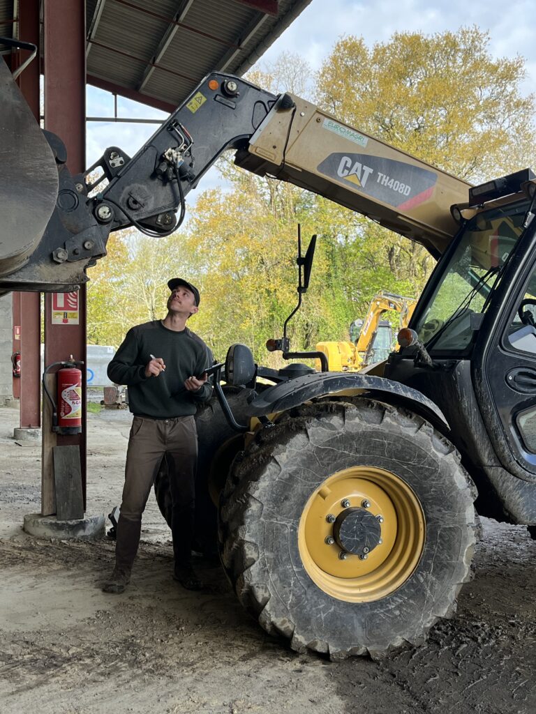 Mathieu Leproux est salarié au sein de la structure Top Machine adossée à la Fédération des CUMA 640, qui propose des diagnostics réglementaires des engins de levage depuis de nombreuses années maintenant.